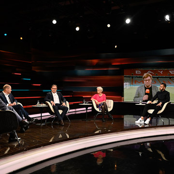 „Markus Lanz“ mit Olaf Scholz (Finanzminister), Ewald Lienen (Fußballtrainer), Ulrike Herrmann (Journalistin) und Bela Réthy (Fußballkommentator).