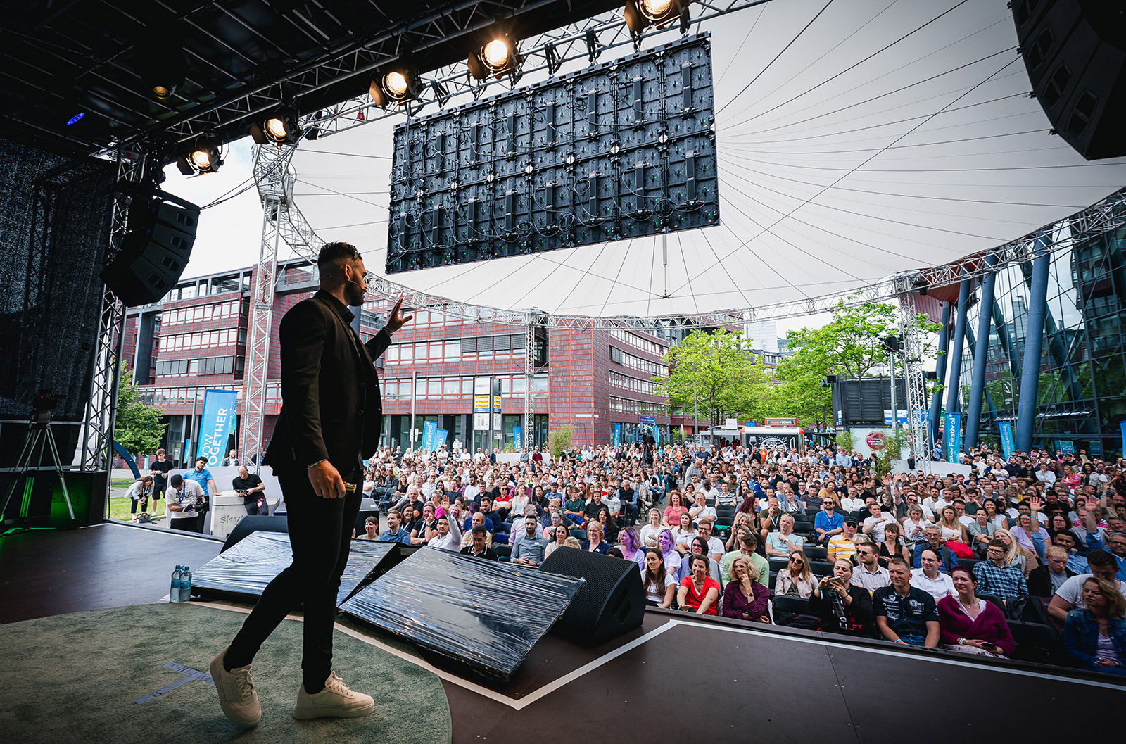 Daniel Engelbrecht auf der Bühne beim Greator Festival
